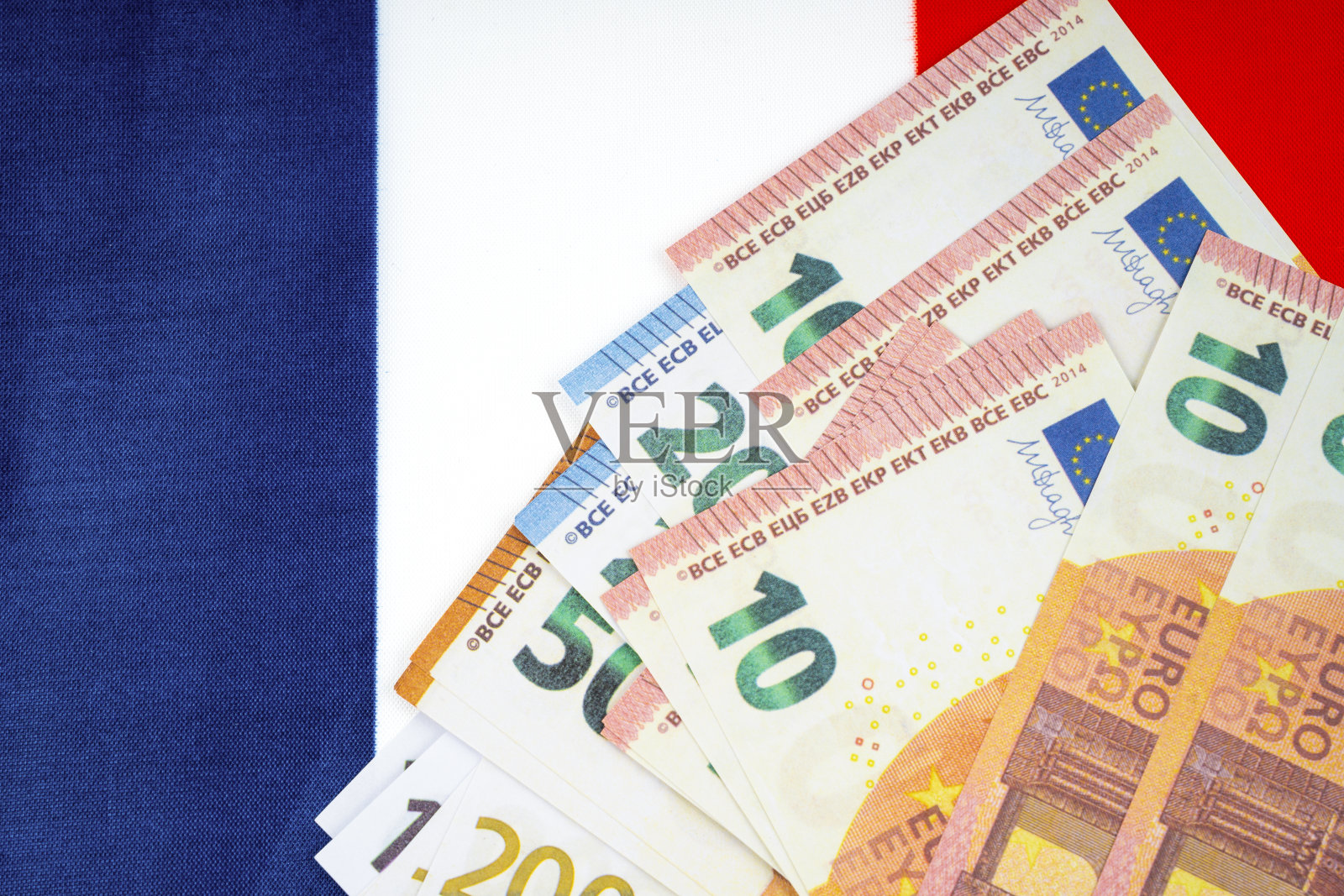 法国国旗上的欧元纸币。照片摄影图片