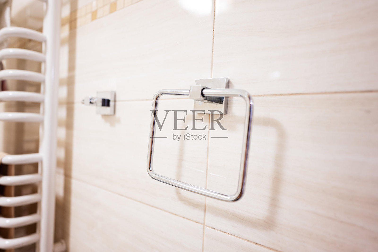 现代浴室里的钢制毛巾架特写。照片摄影图片