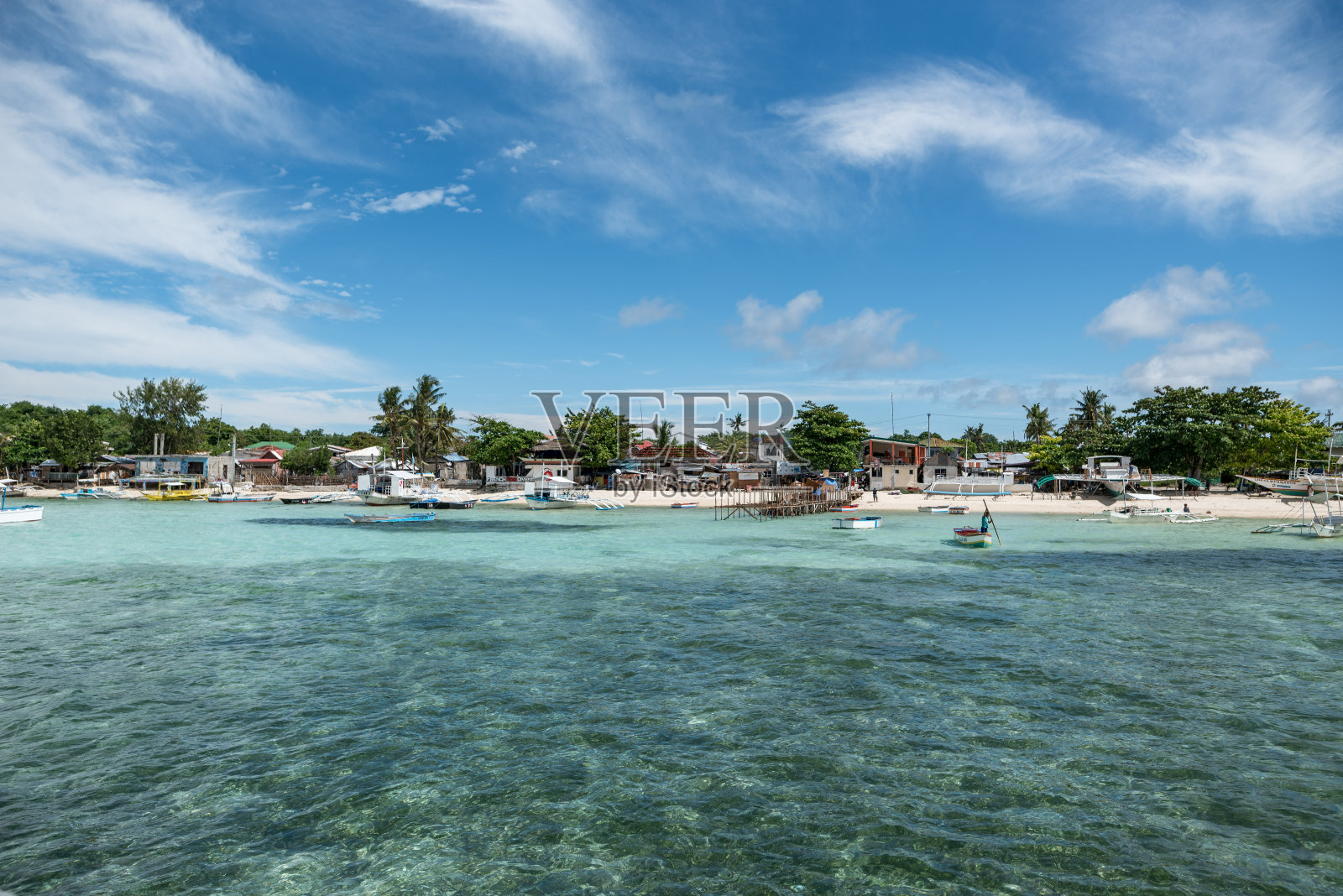 马拉帕斯卡的海滩上有小船和沙滩。背景中湛蓝的天空。照片摄影图片