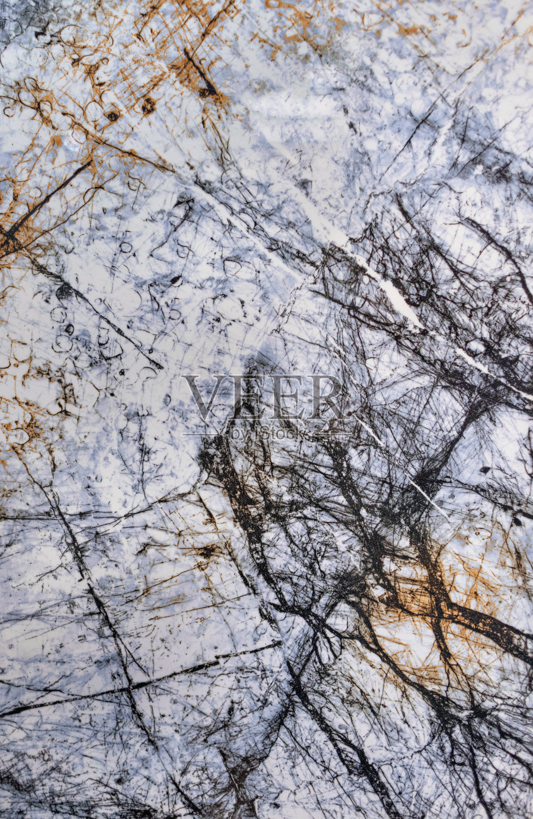 白色与蓝色大理石的抽象图案，带有黑色裂缝和纹理。照片摄影图片