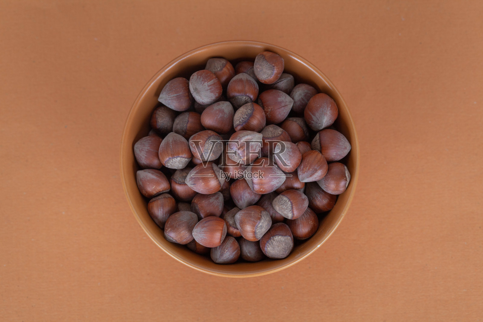 棕色碗里的榛子壳照片摄影图片