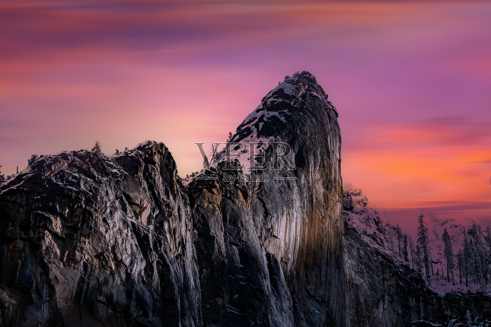 约塞米蒂山谷的日落，约塞米蒂国家公园，冬季约塞米蒂国家公园，加利福尼亚，美国。照片摄影图片