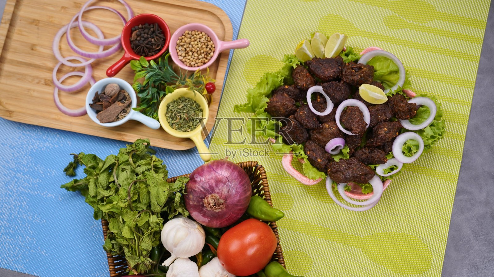 牛肉波提配上洋葱和新鲜的绿色生菜以及不同的香草照片摄影图片