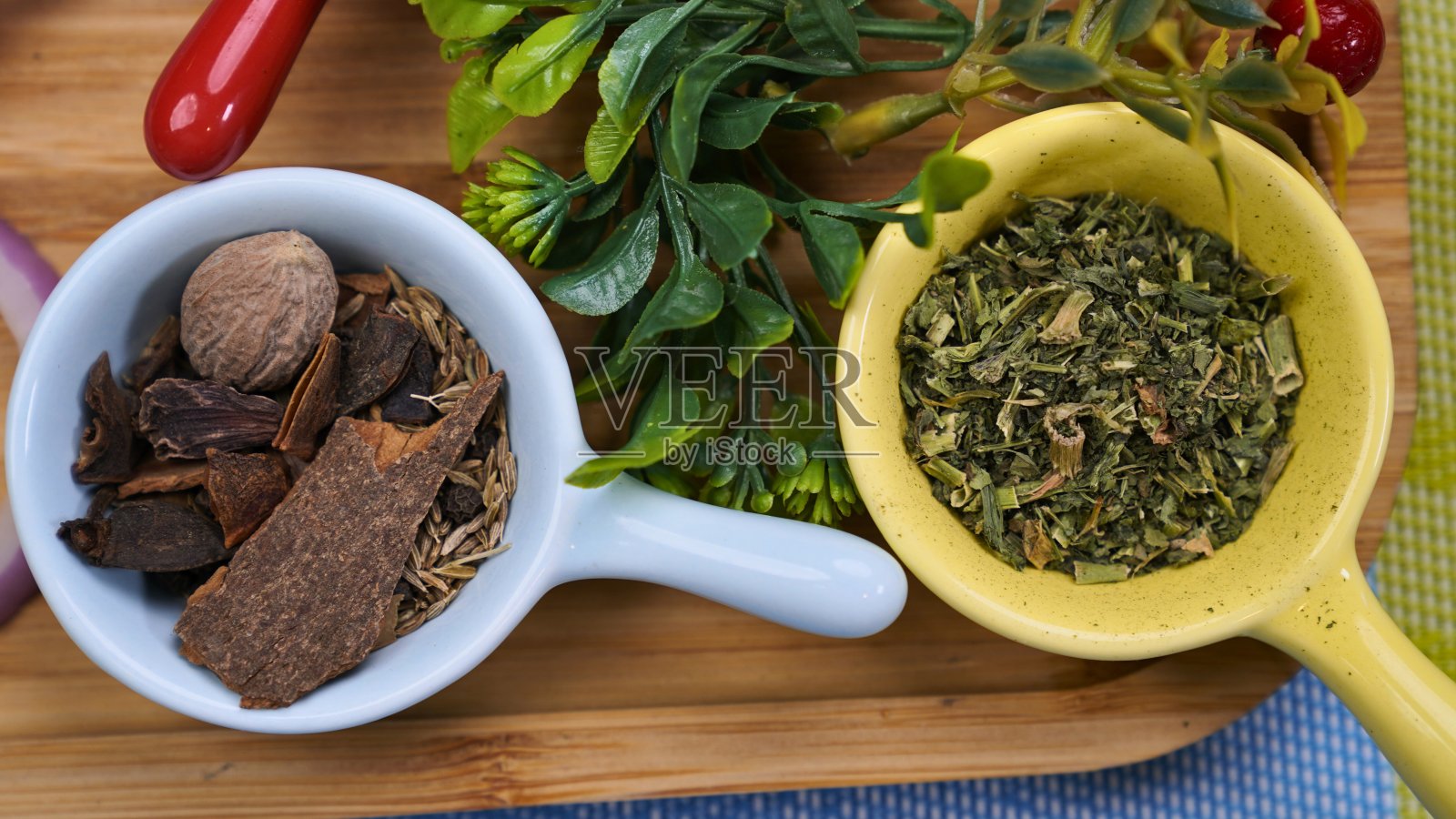 将所有香料和香草混合在彩色蘸料中照片摄影图片