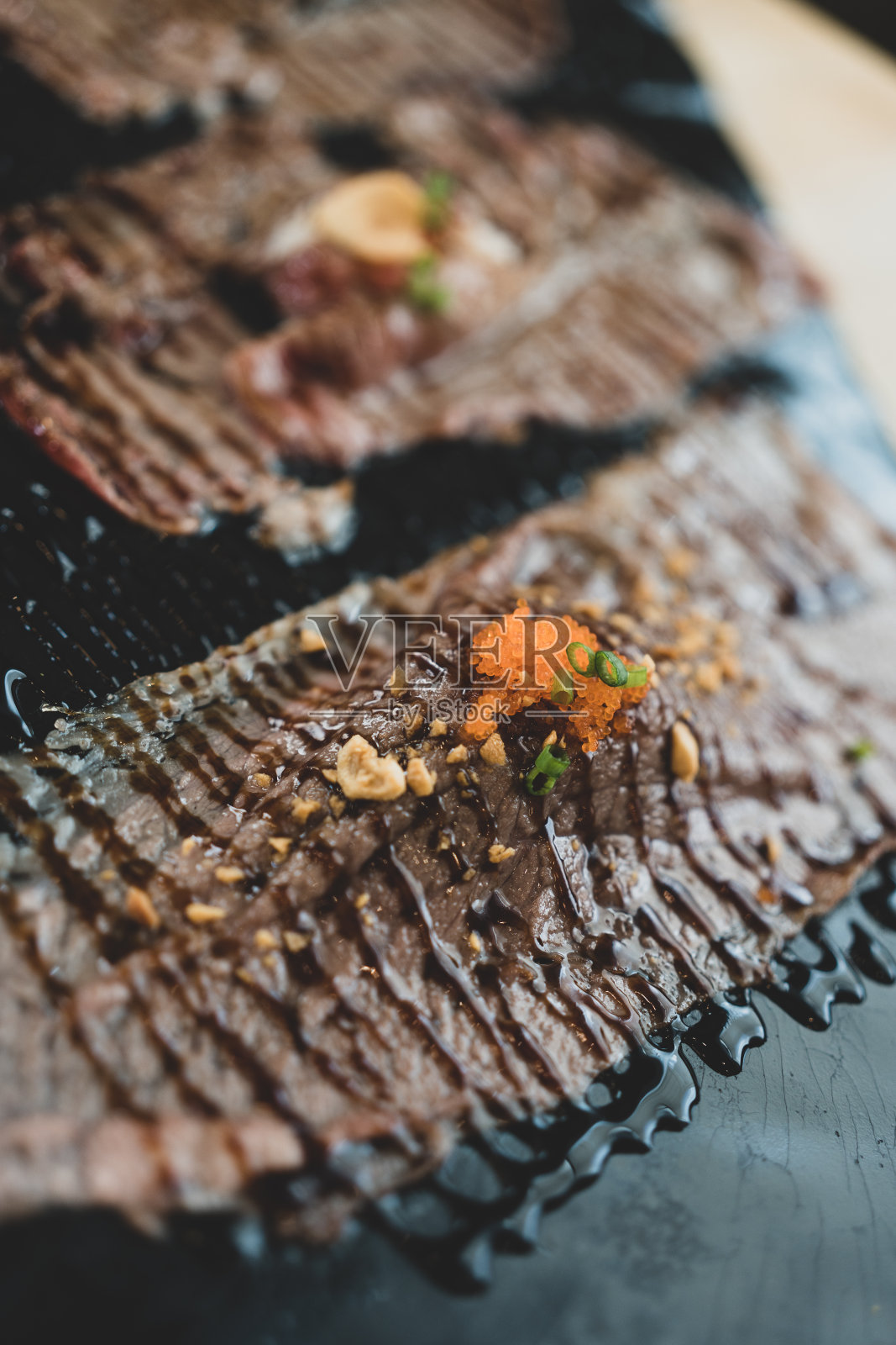 和牛寿司配上橙汁照片摄影图片