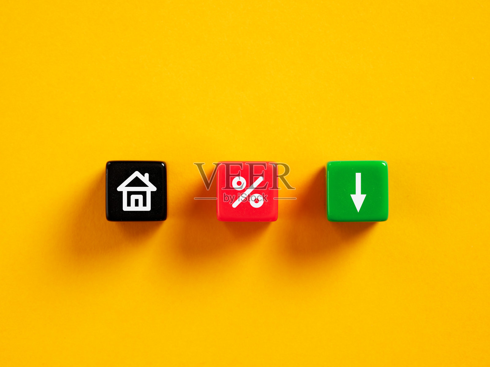 房价下跌或抵押贷款利率较低。房地产价格、贷款或租金。低成本百分比。照片摄影图片