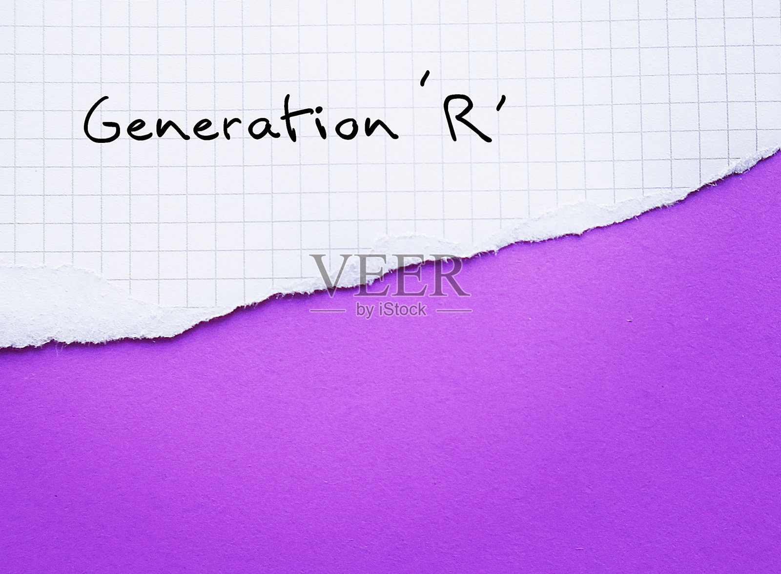 撕破的便条纸，紫色背景，手写文字“R世代”，这是一群在大流行封锁期间发展新技能并重新调整世界观的人，他们更有控制力，更有韧性照片摄影图片