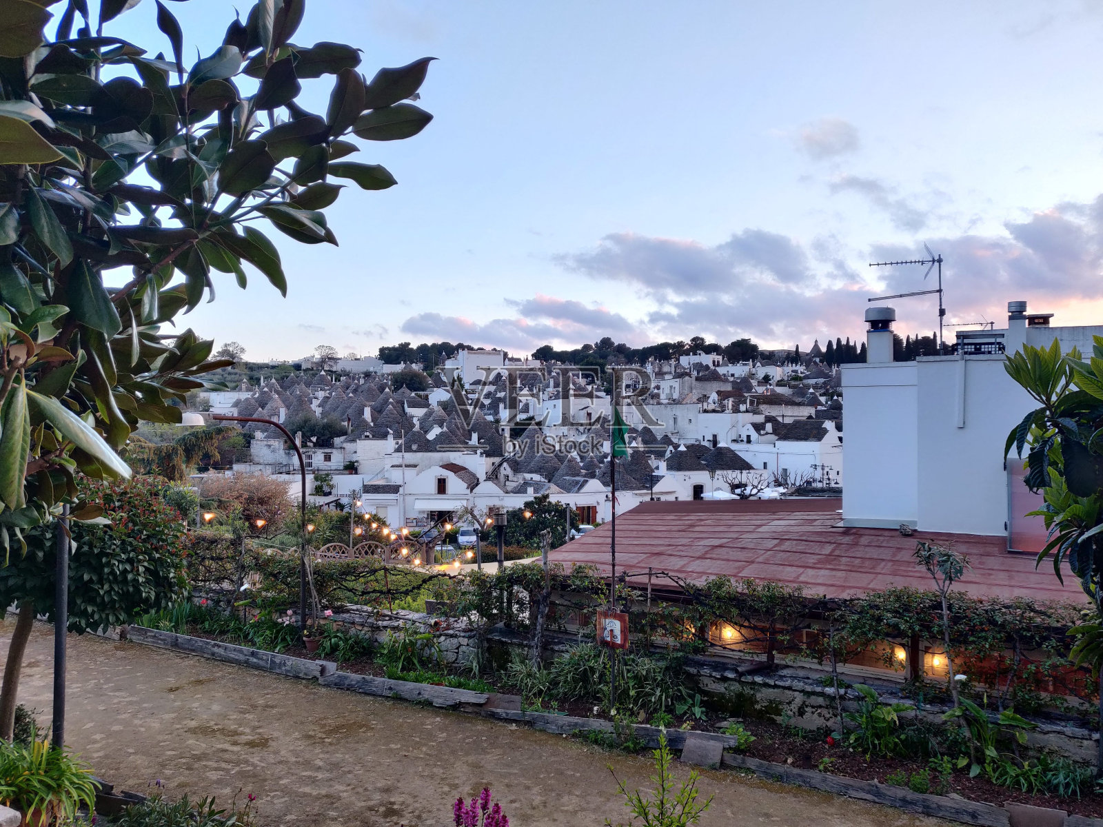 风景如画的阿尔贝罗贝洛，意大利，以其独特的特鲁利建筑和石头街道照片摄影图片