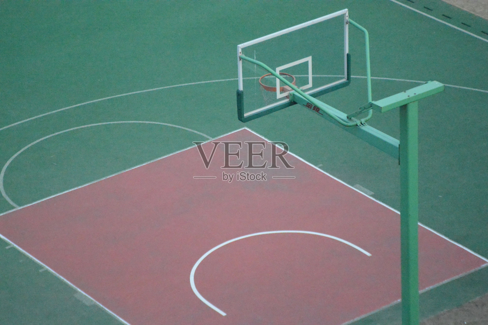 篮球场鸟瞰图，篮球场上有篮筐和球网照片摄影图片