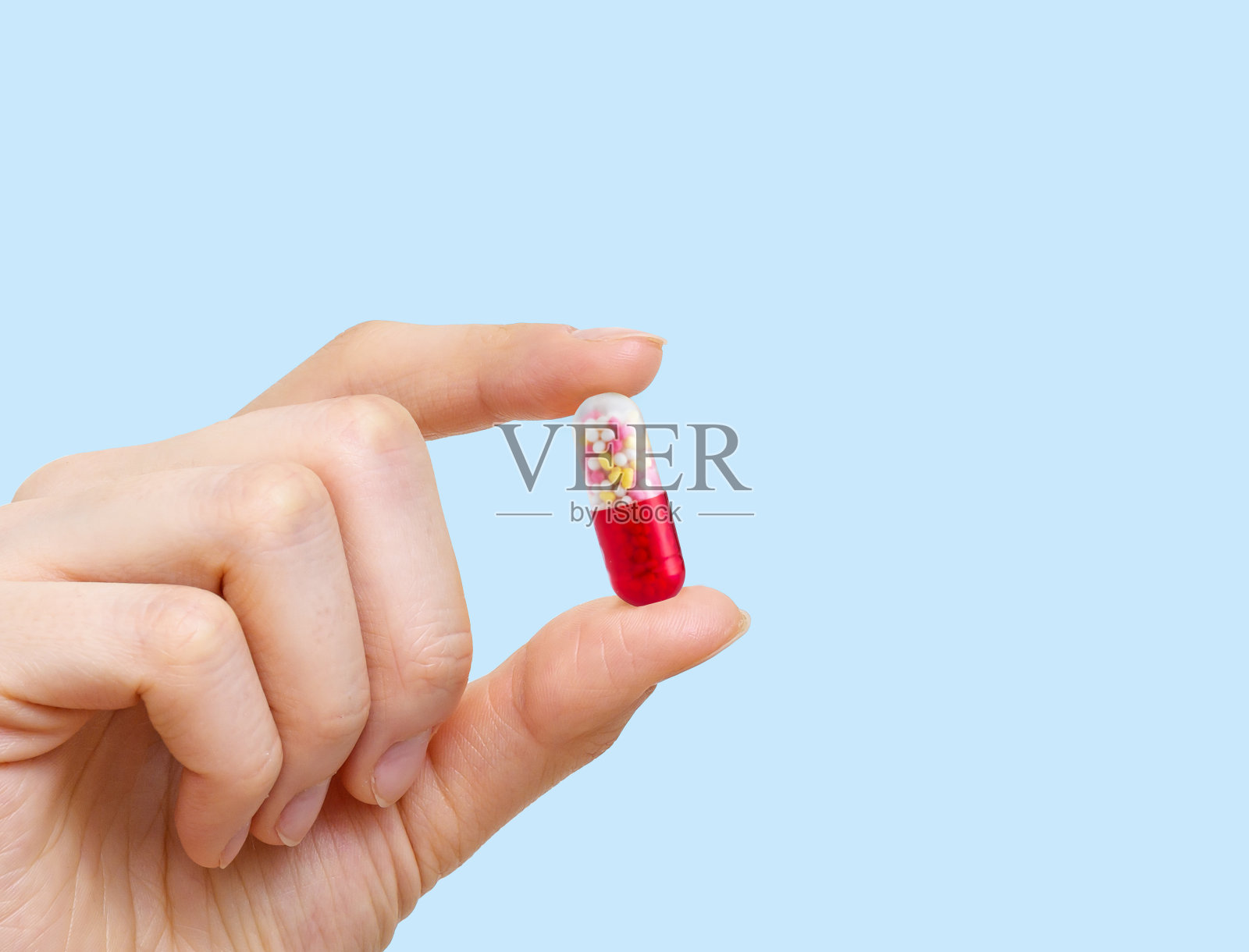 女性手握医药胶囊或药丸照片摄影图片