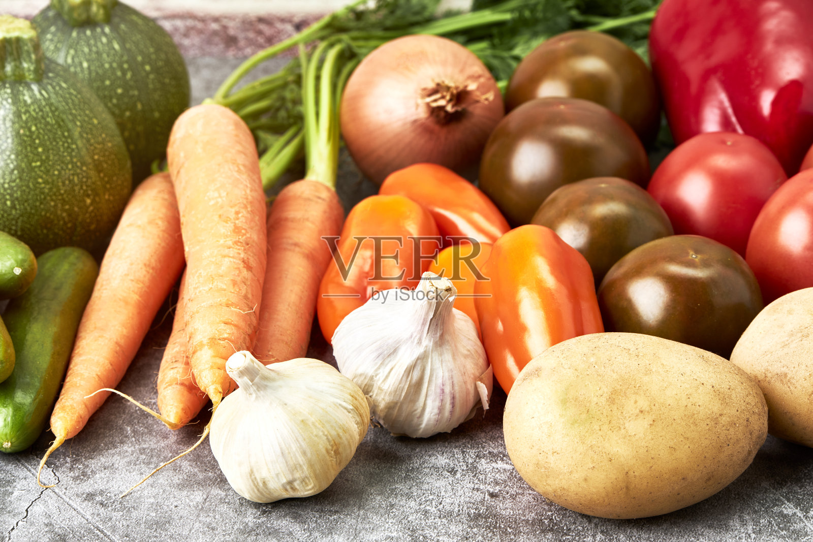 各种新鲜健康的有机水果和蔬菜。健康食品。素食照片摄影图片