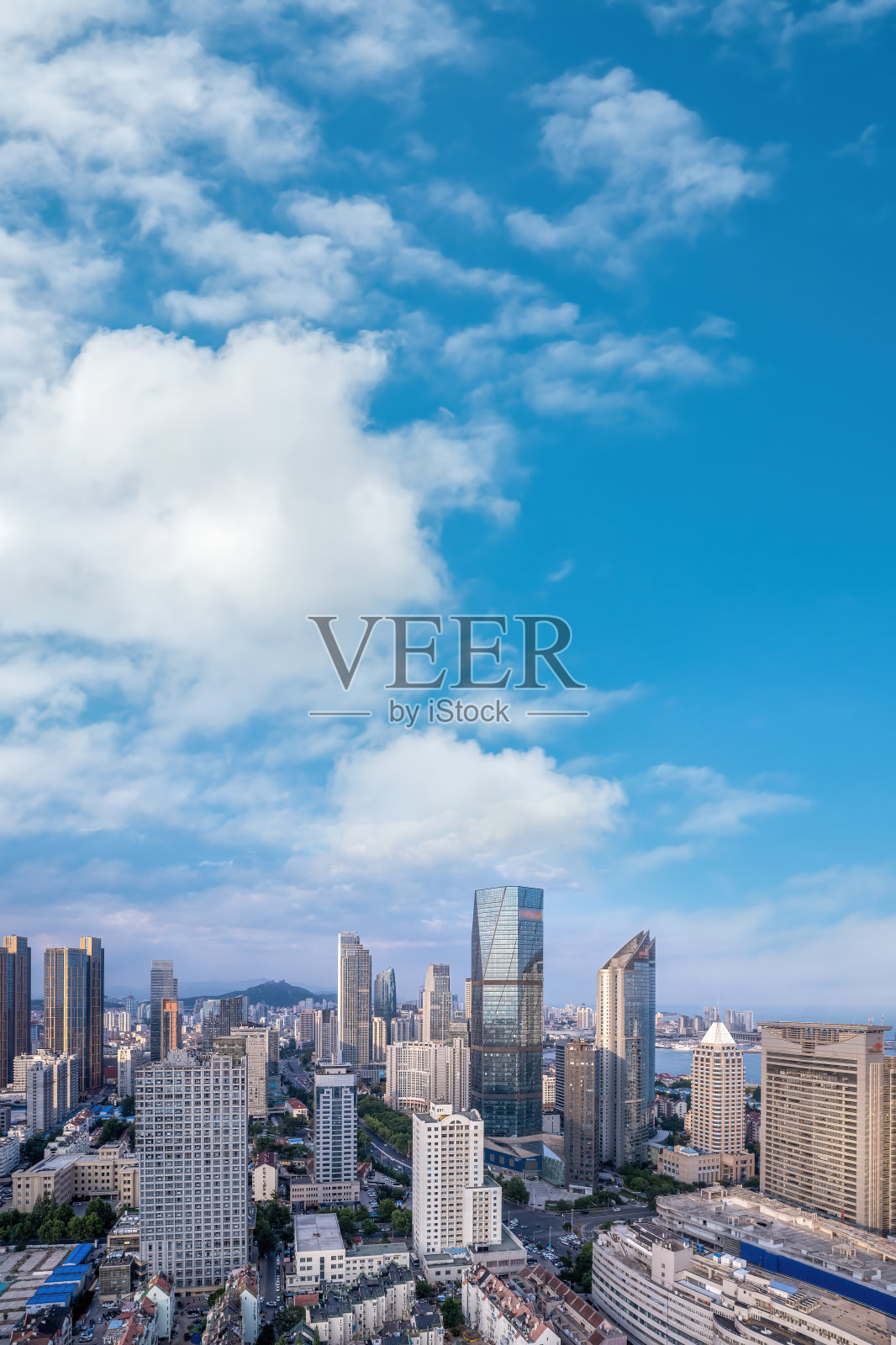 青岛城市海岸线CBD夜景航空照片摄影图片