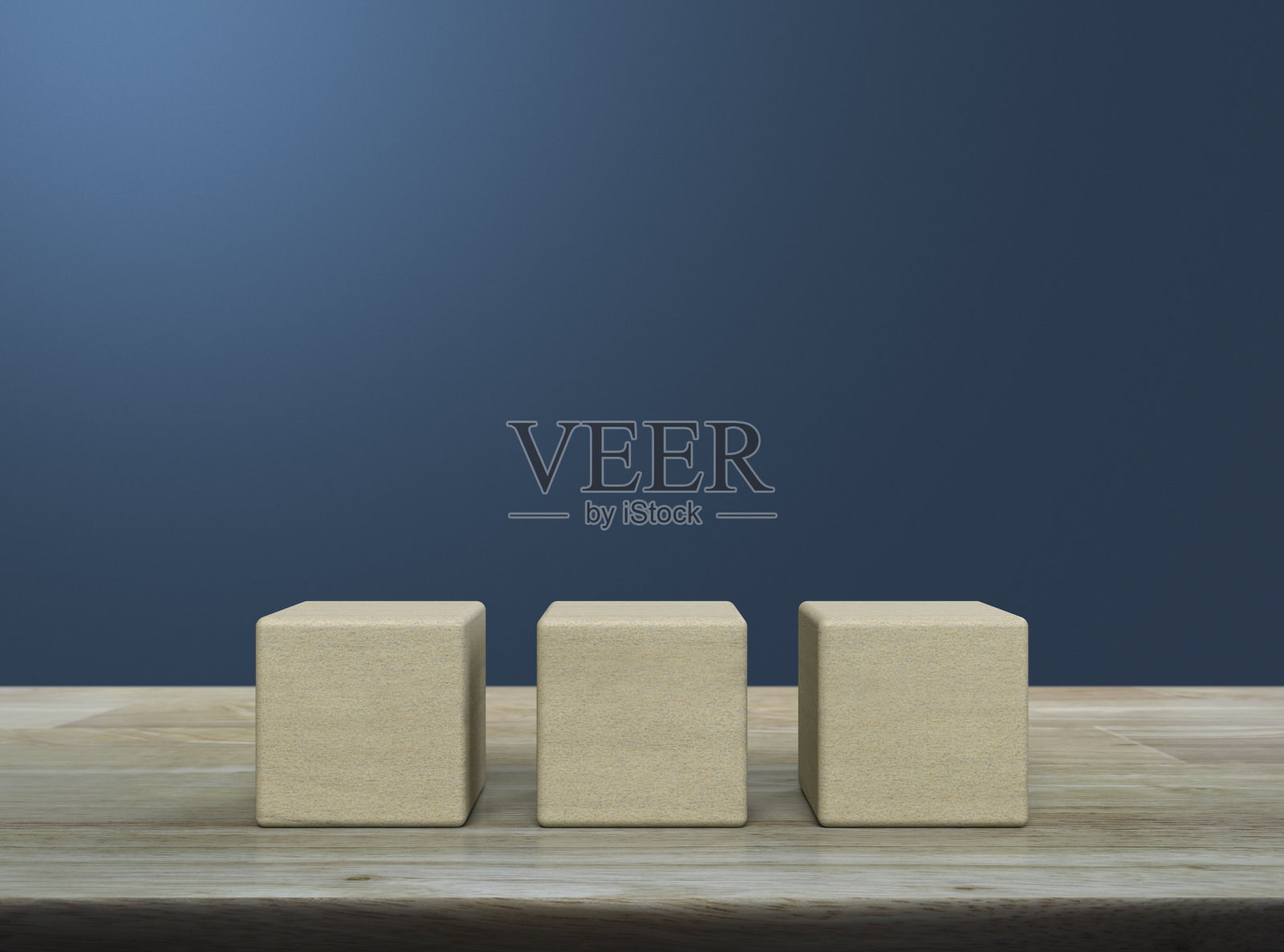 三个木块立方体放在木桌上照片摄影图片