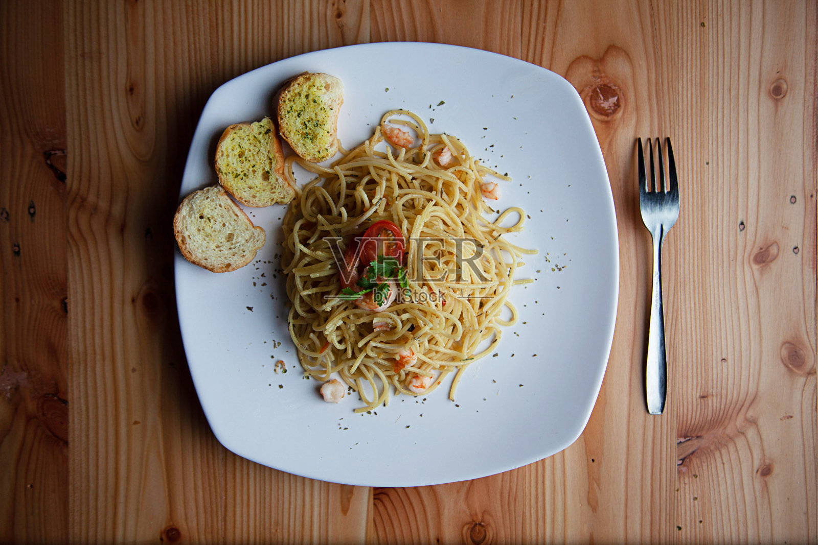 意大利面配法棍面包照片摄影图片