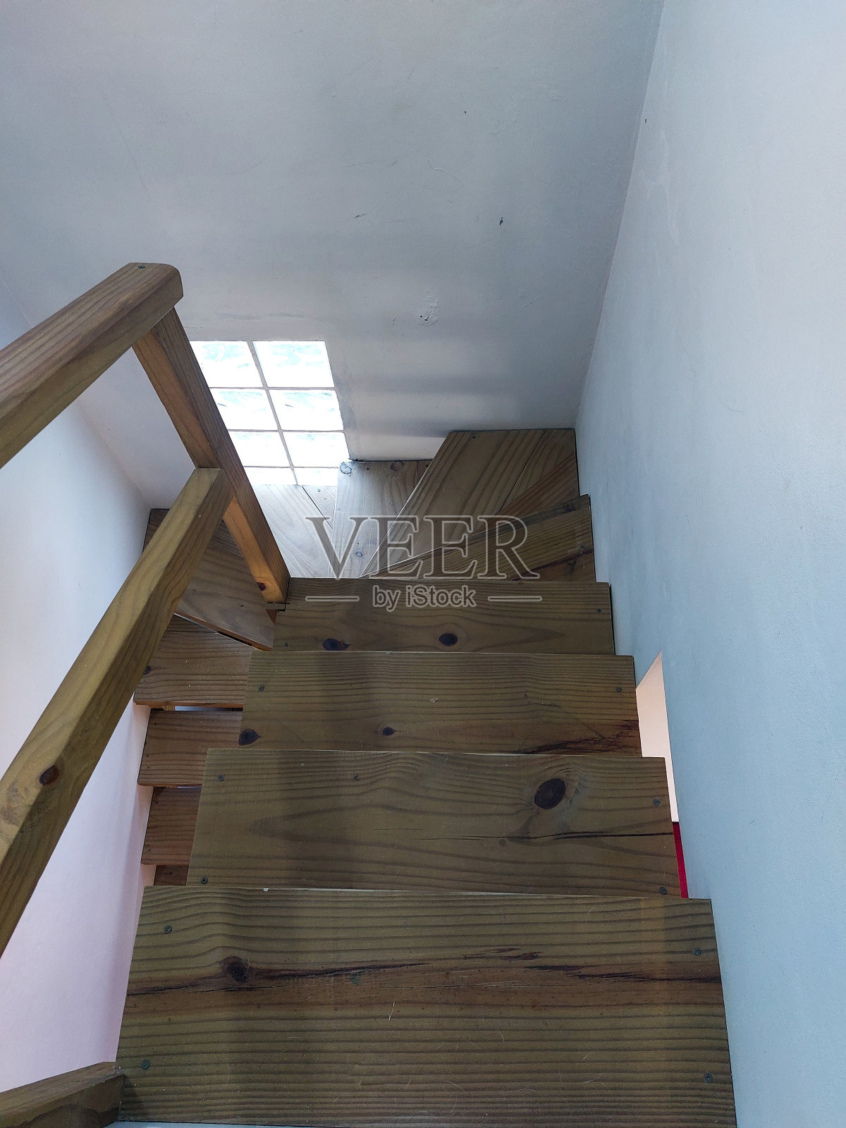 从楼梯到窗户的景色照片摄影图片