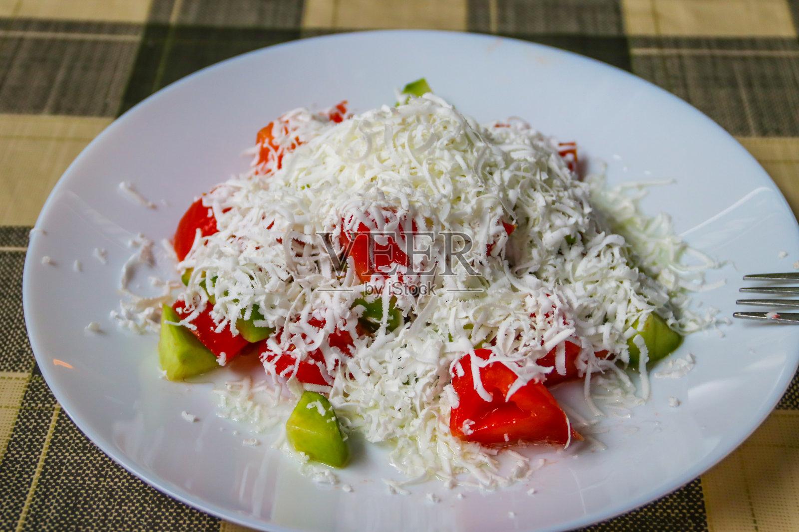 桌上的传统保加利亚Shopska沙拉照片摄影图片