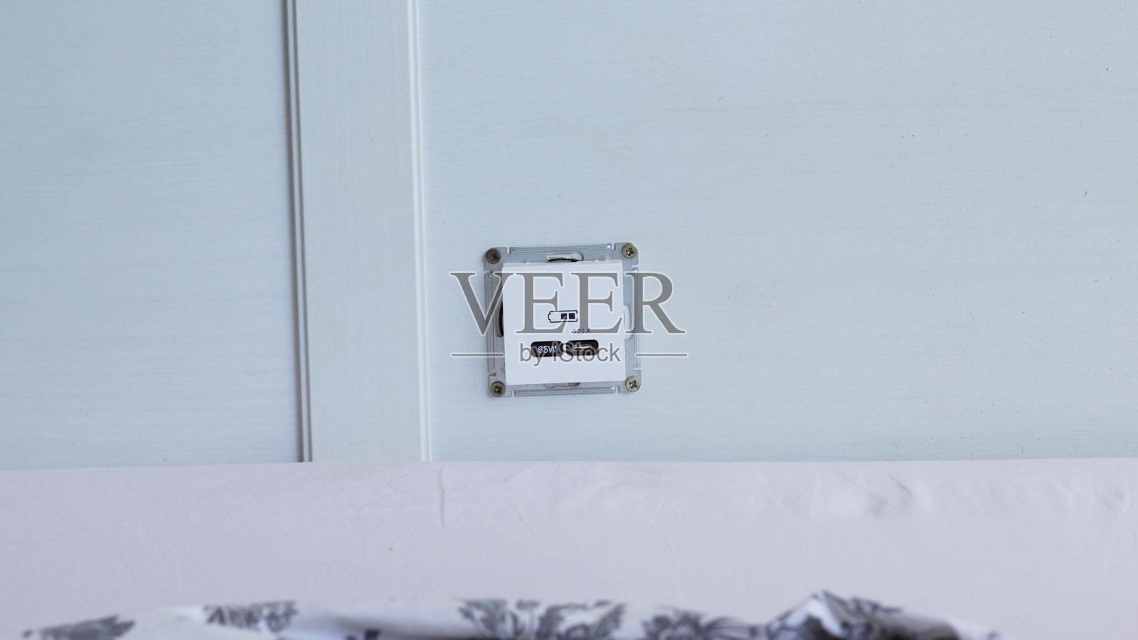 床头安装USB Type-C接口，为设备充电。照片摄影图片