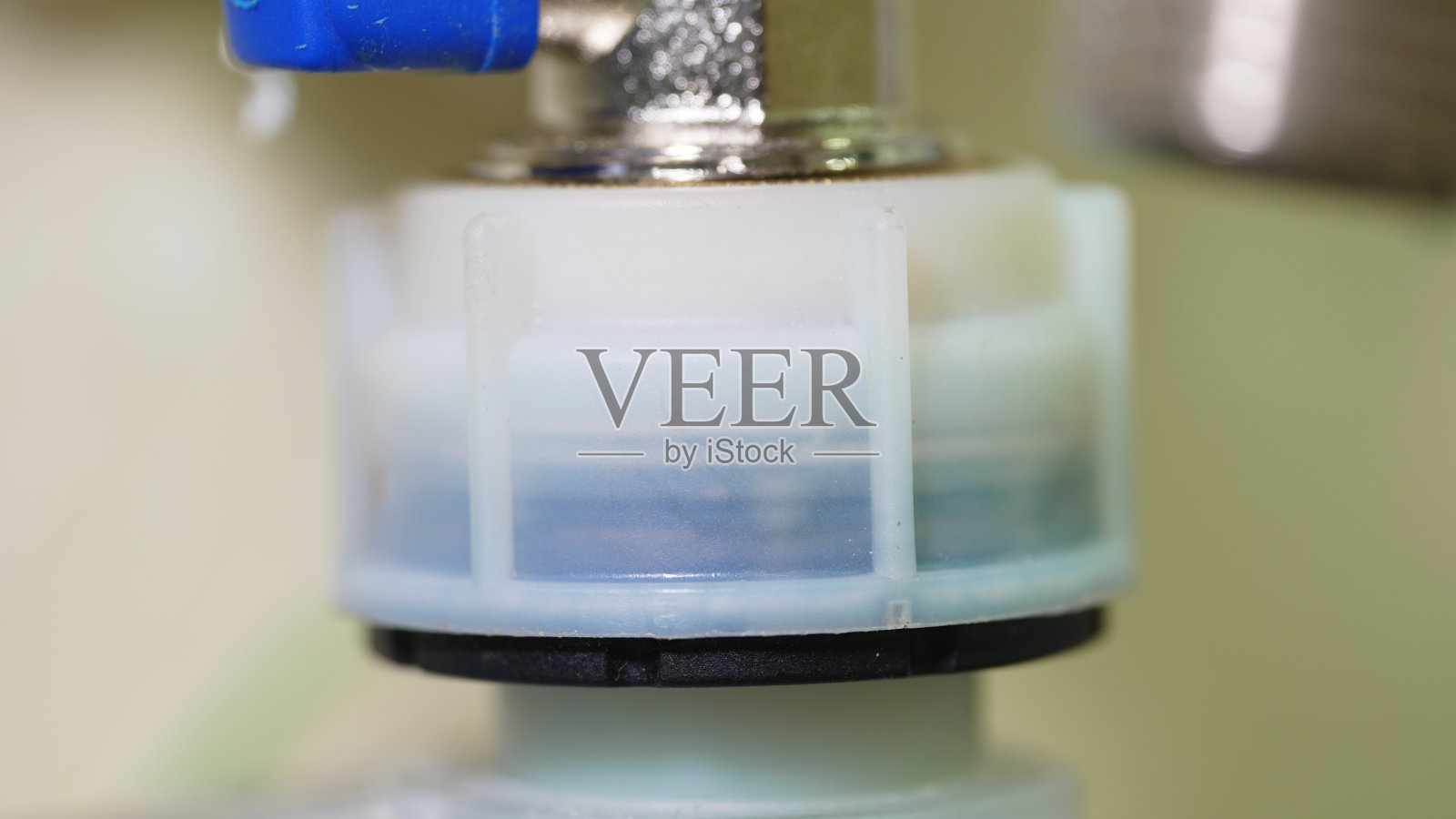 连接洗碗机或洗衣机。冷水填充软管。照片摄影图片