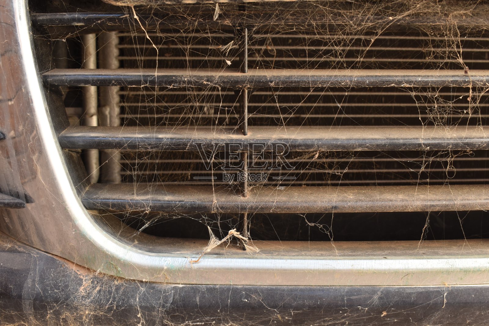 脏车纹理背景。前车底部有很多灰尘。照片摄影图片