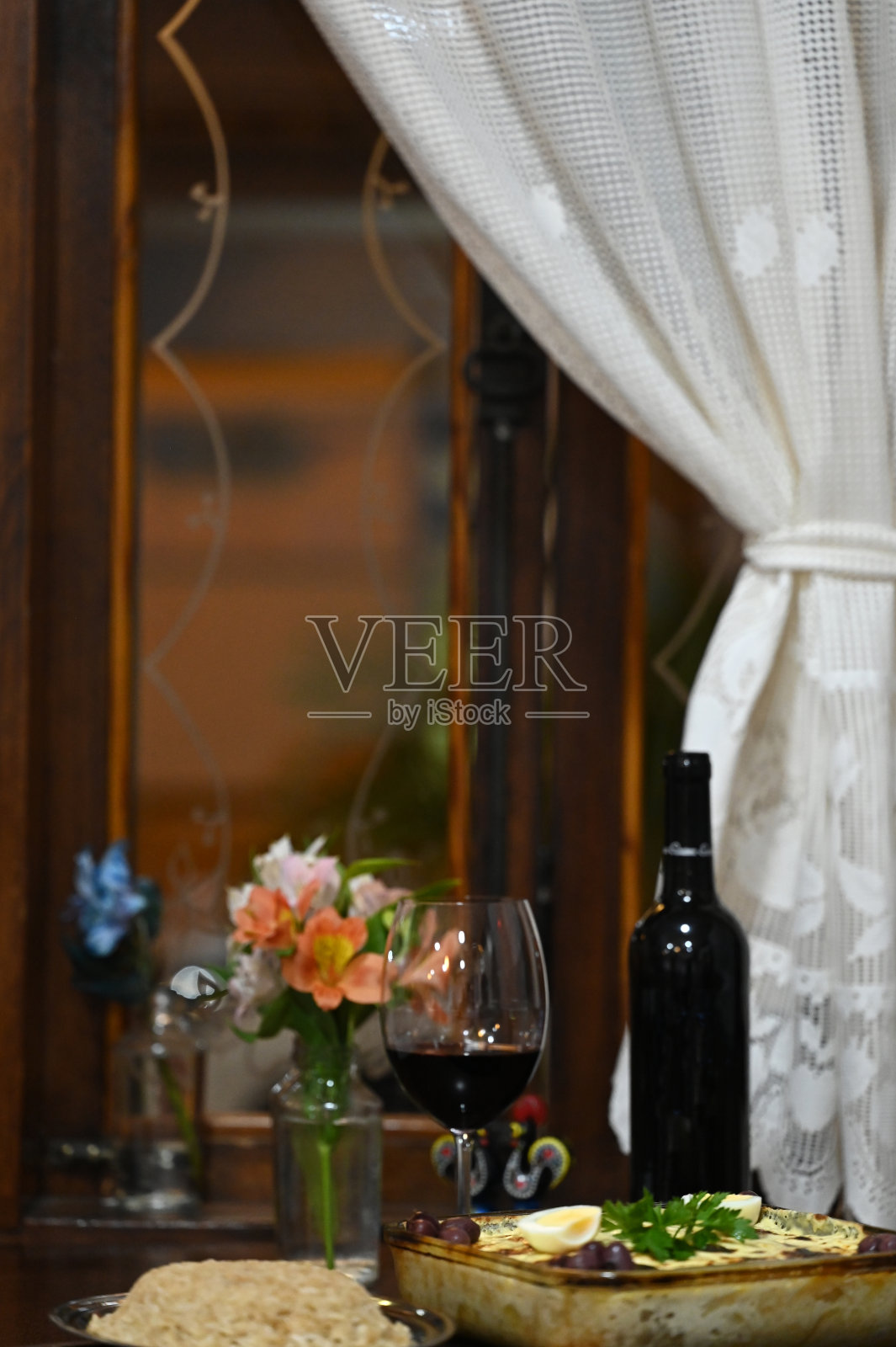 博洛尼亚烤宽面条配奶酪、火腿、红酱、香料、肉、薯条和米饭。照片摄影图片