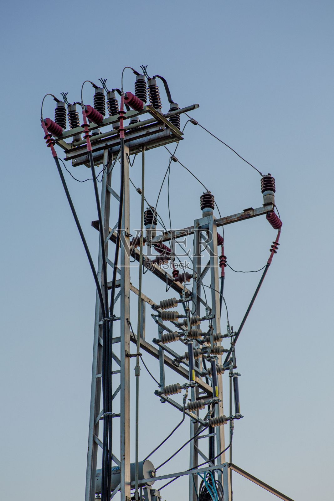 蓝天映衬下的电线杆剪影照片摄影图片