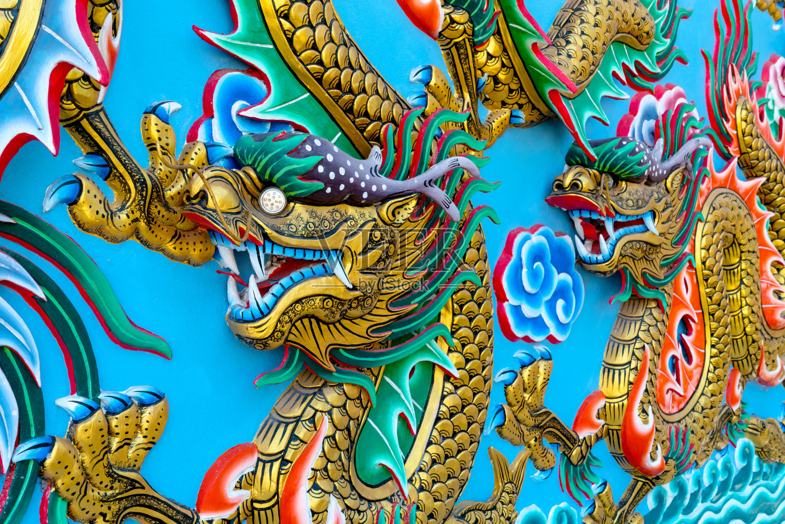 泰国寺庙墙上的金龙雕像，中国风格照片摄影图片