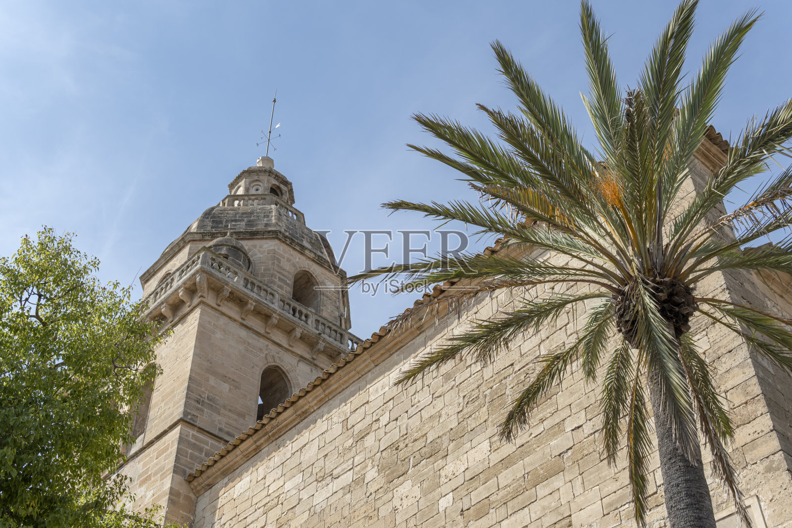 蒙图里镇的天主教教区教堂照片摄影图片