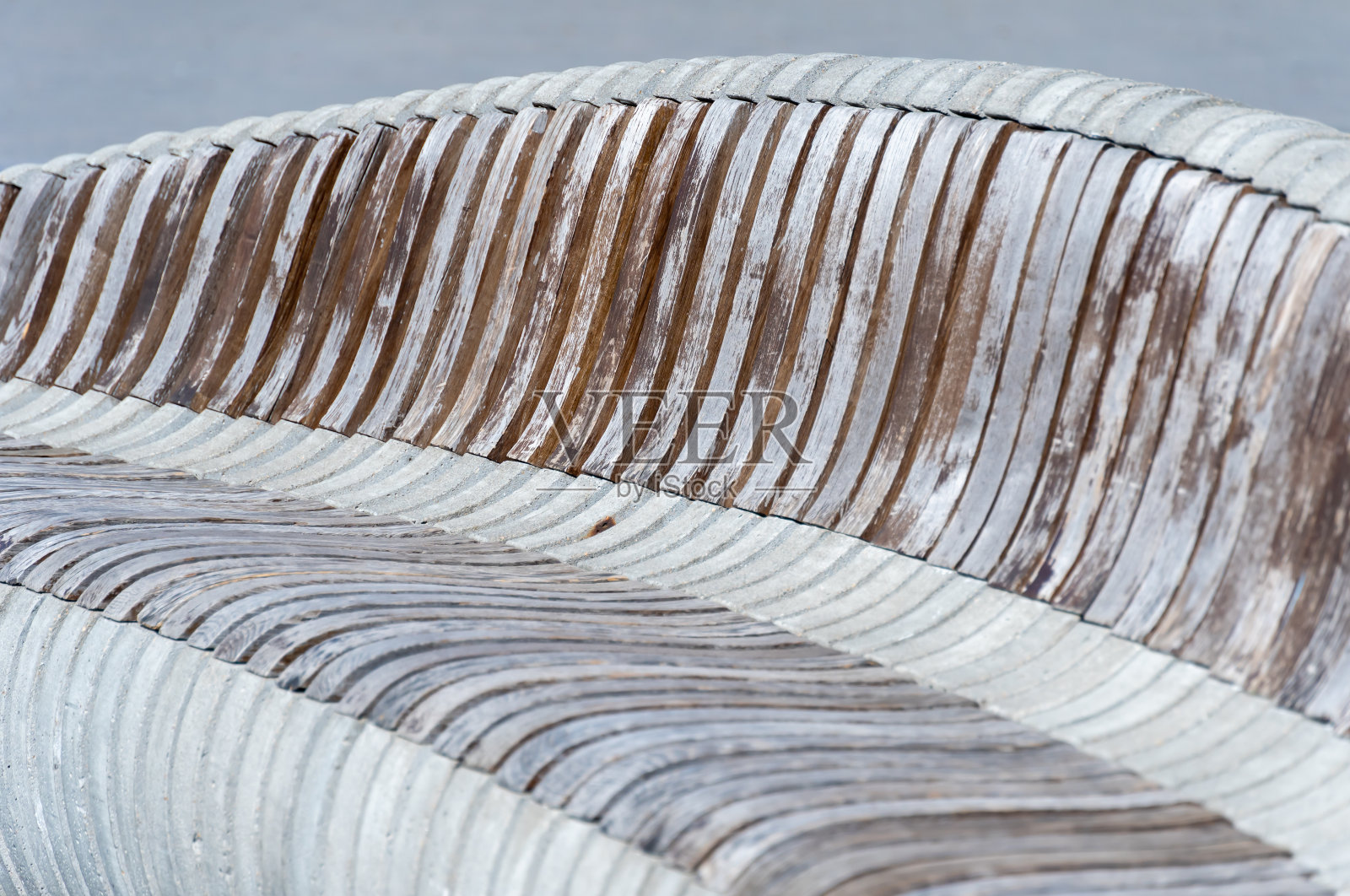 城市公园里舒适的木凳。照片摄影图片