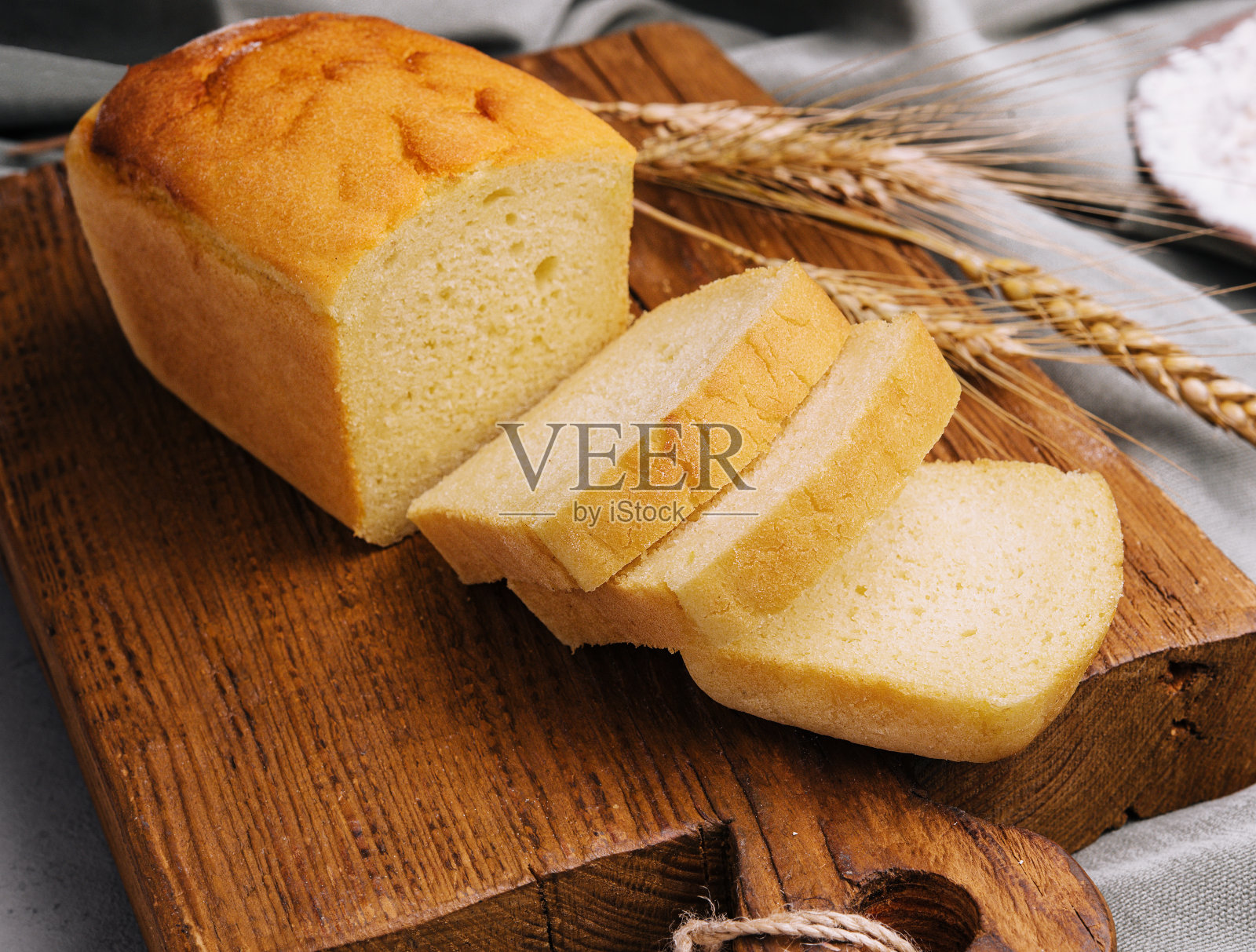 木板上的新鲜面包特写照片摄影图片