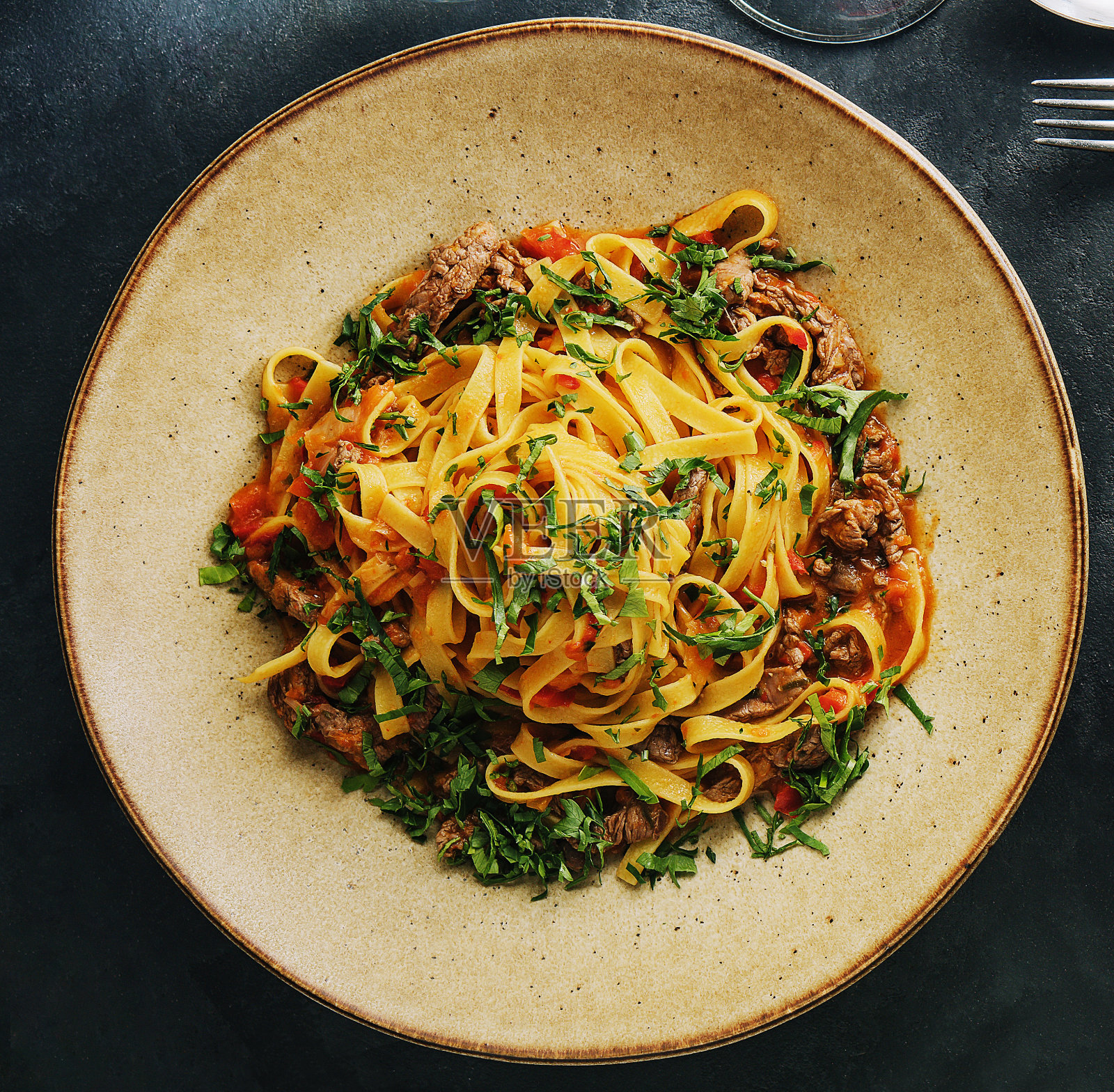 意大利面配小牛肉照片摄影图片