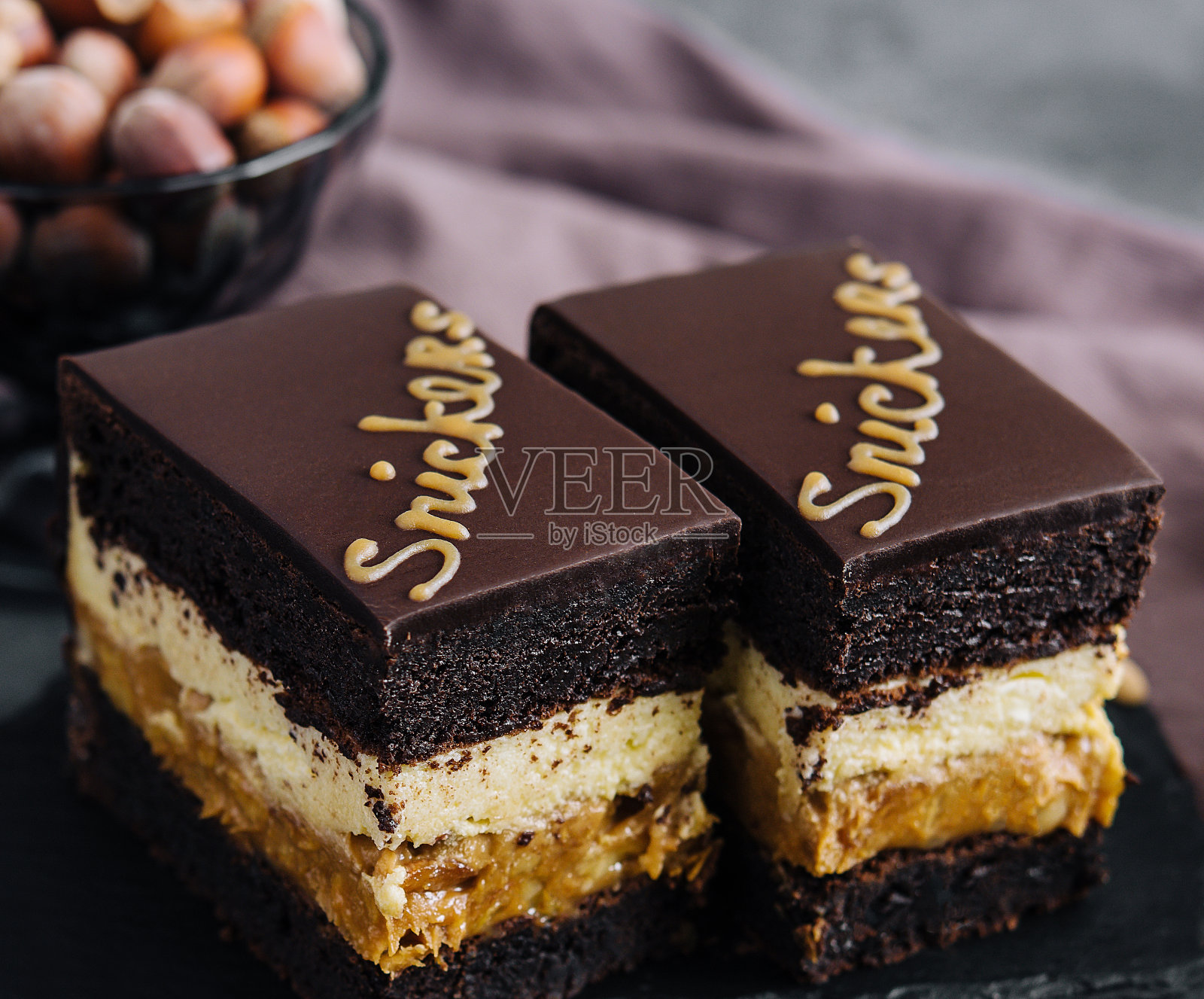 石板上的松软士力架蛋糕照片摄影图片