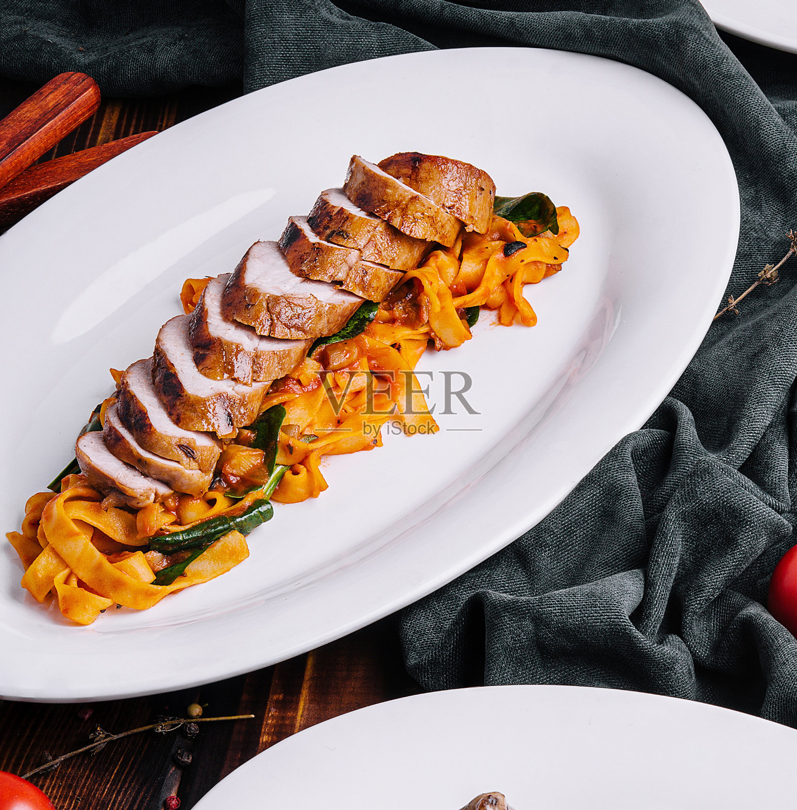 多汁鸭柳配意大利面枕头照片摄影图片