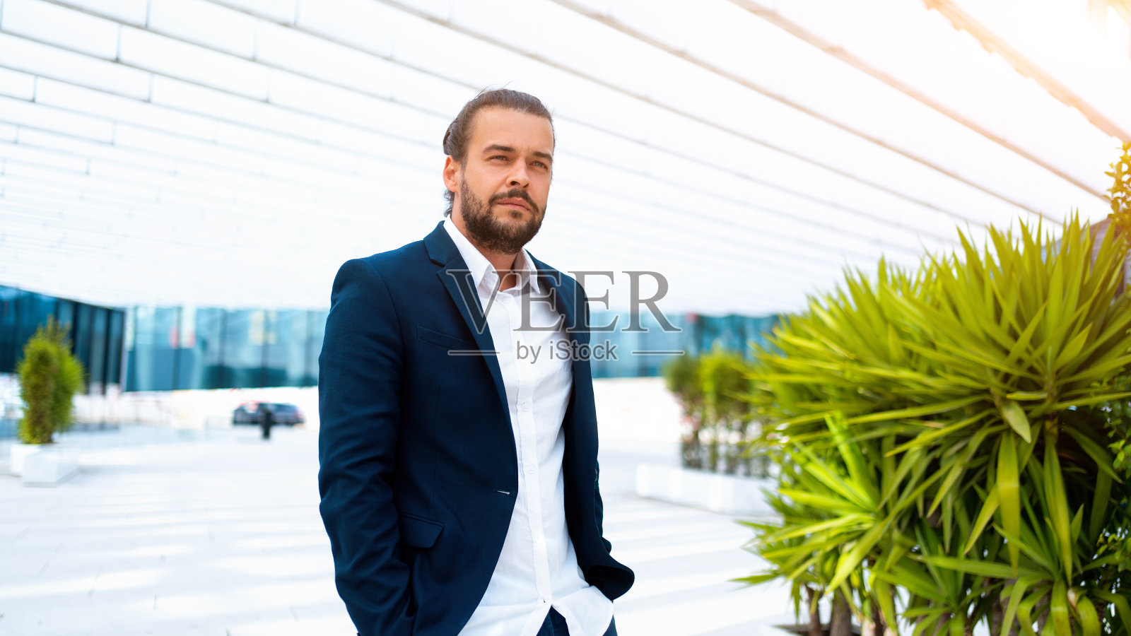 英俊自信的西班牙商人照片摄影图片