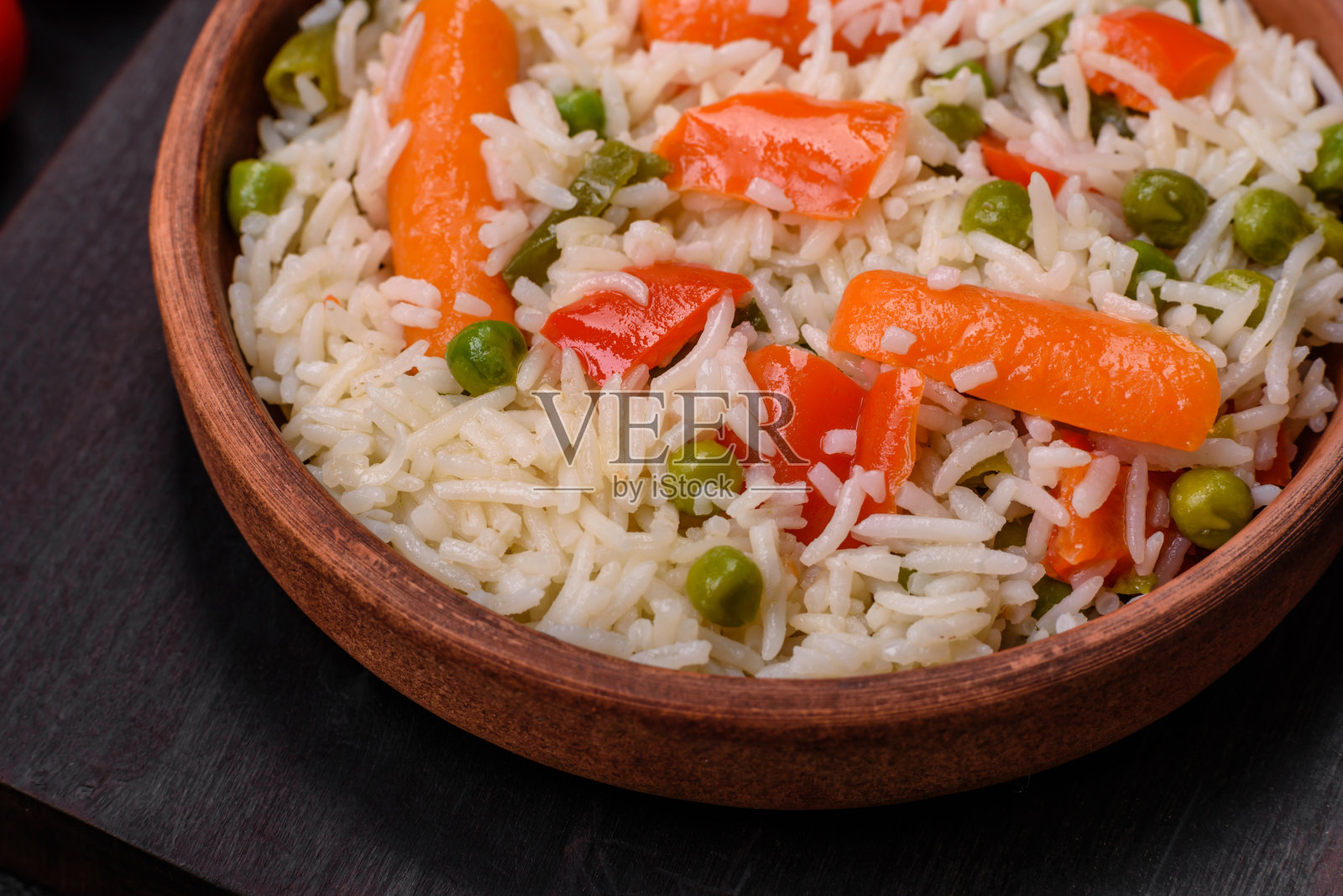 美味的煮米饭配蔬菜或意大利烩饭配盐，香料和香草照片摄影图片