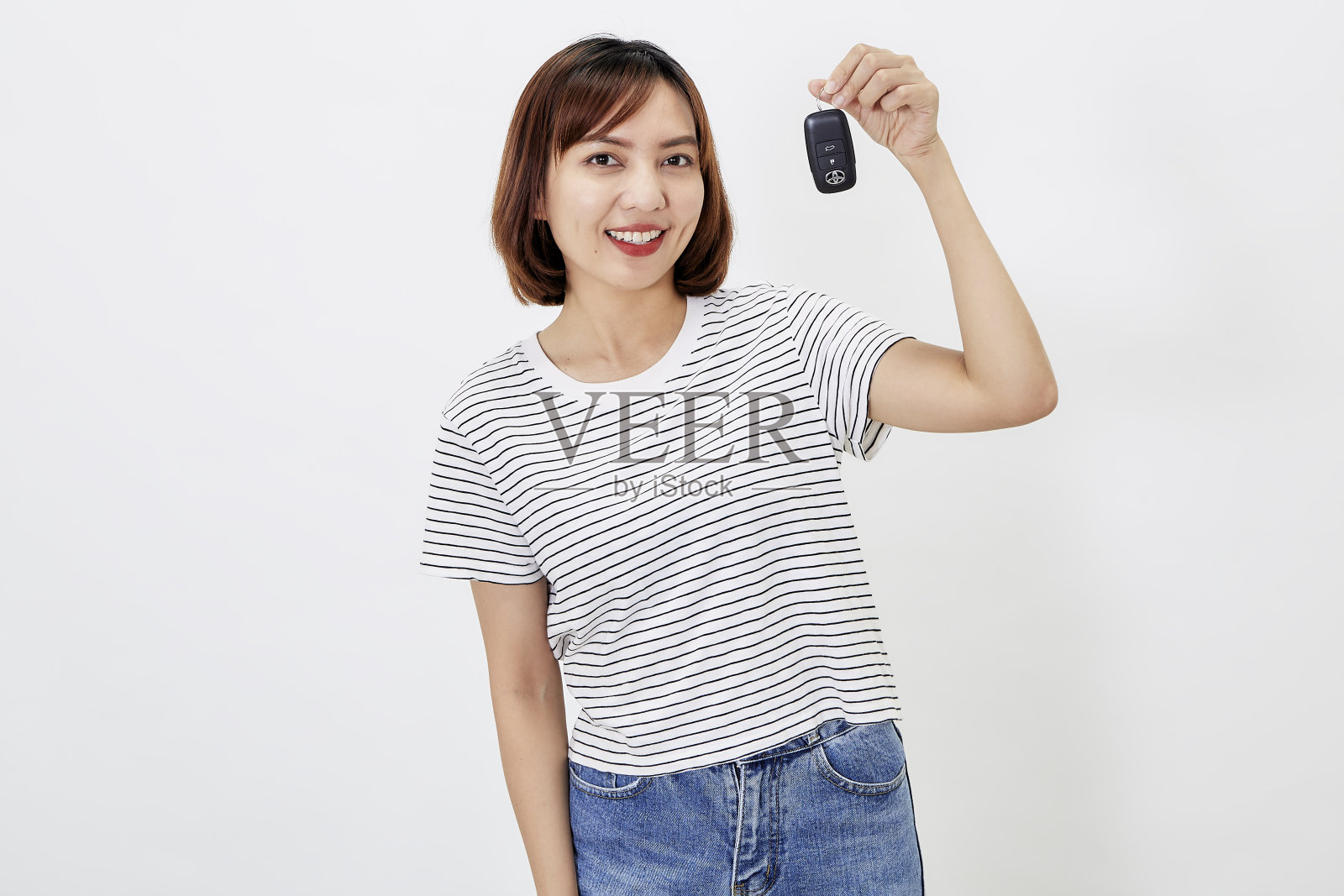 肖像美丽的年轻商务亚洲妇女与车钥匙在白色孤立的背景照片摄影图片