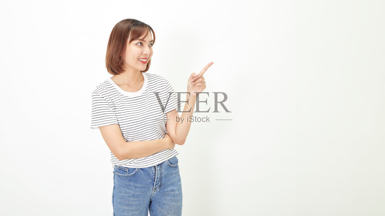 迷人的年轻亚洲女商人与短黑发穿着t恤和牛仔裤站在白色背景的复制空间照片摄影图片