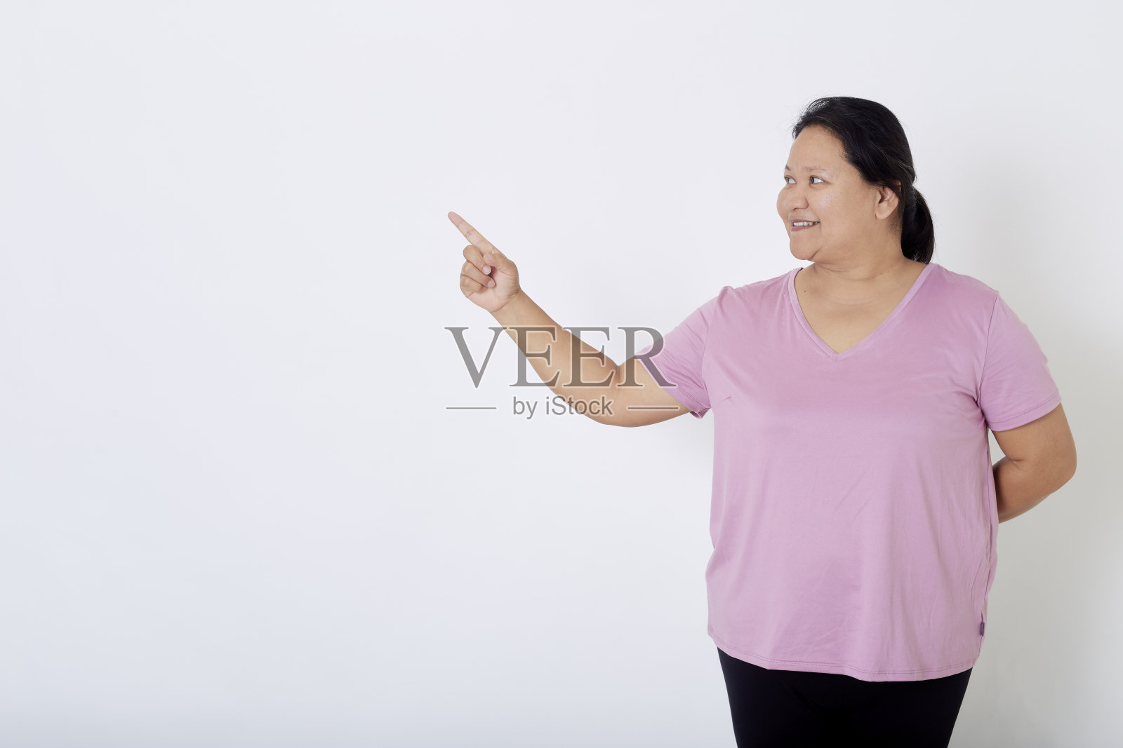 美丽的亚洲大码女性微笑着积极的情绪，为自己超重的身体感到高兴和自豪。肖像拍摄在白色背景与复制空间。照片摄影图片