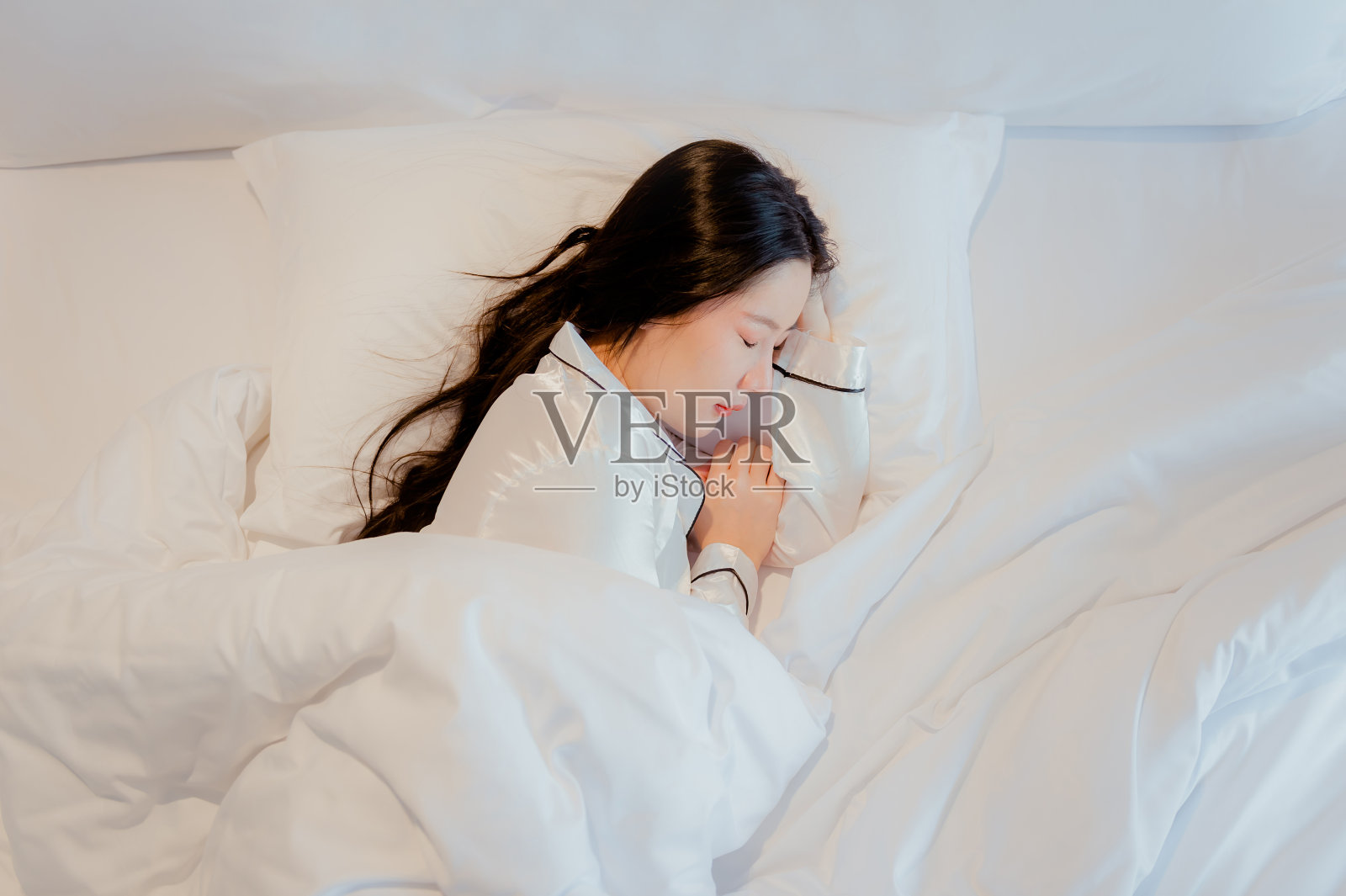 卧室里的女孩照片摄影图片