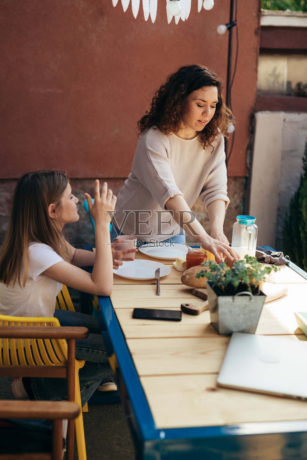 母女俩在自家后院的花园里照片摄影图片