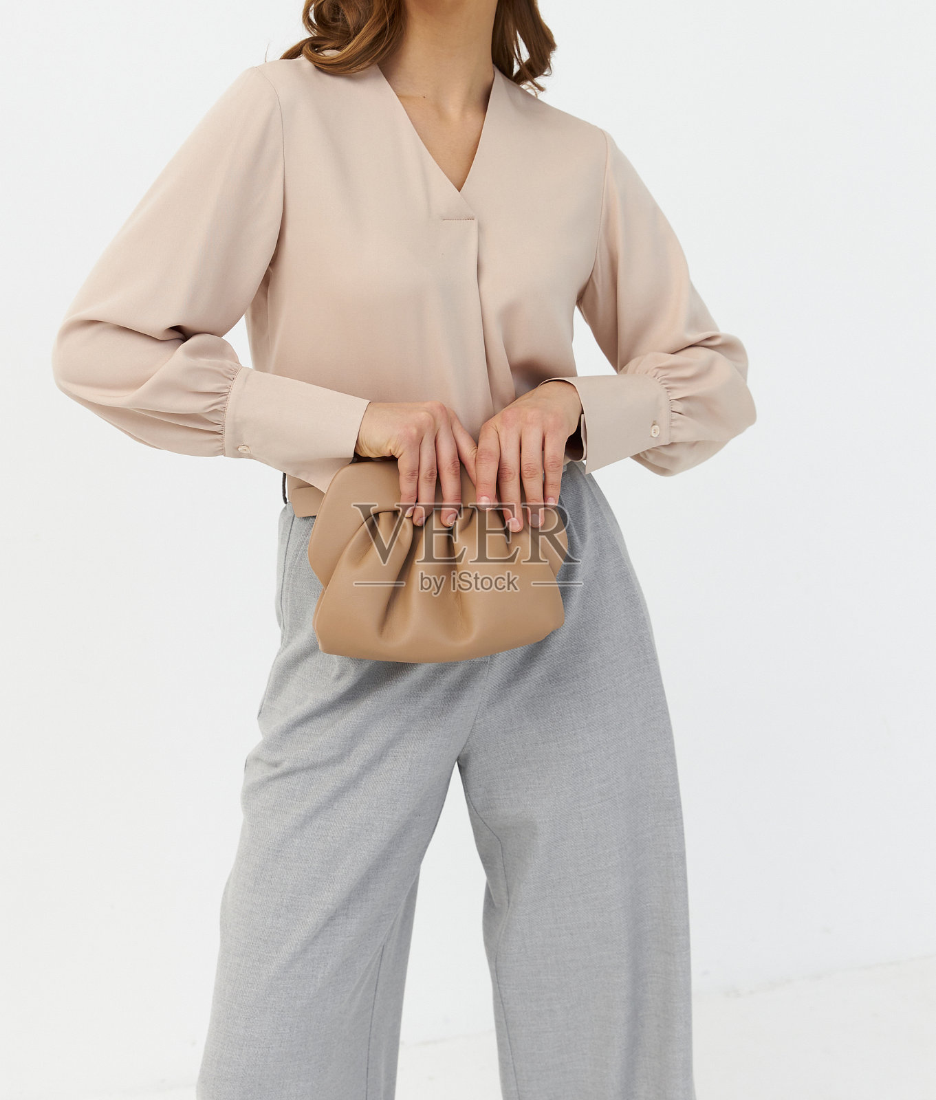 时尚的女性服装。穿在女孩身上好看极了。休闲服装，街头时尚，时尚配饰，风格，优雅，漂亮的服装。夏、春、秋街头look。照片摄影图片