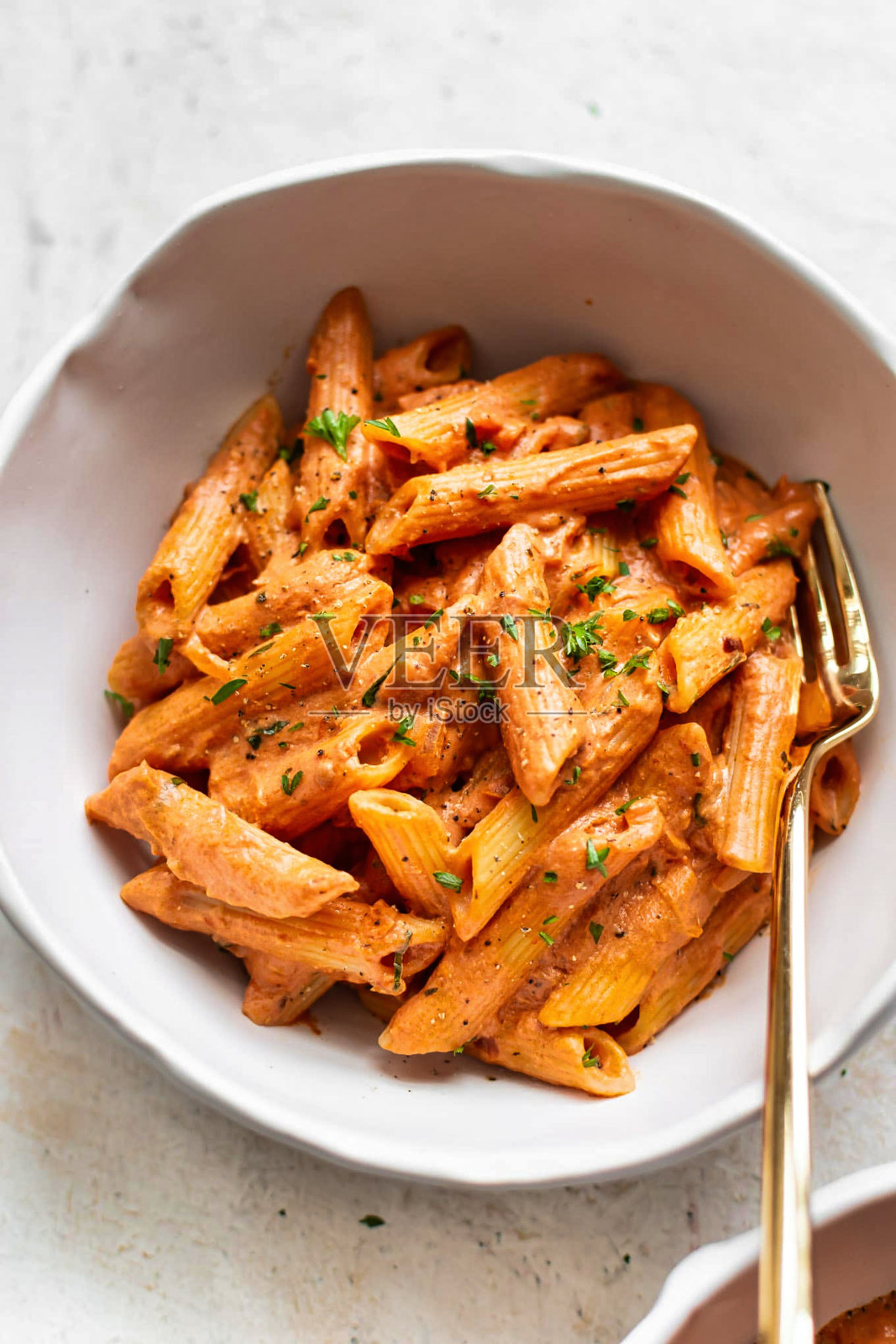 红酱蒜和欧芹意面照片摄影图片