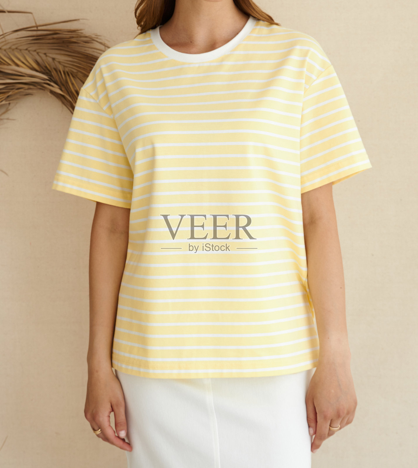 时尚的女性服装。穿在女孩身上好看极了。休闲服装，街头时尚，时尚配饰，风格，优雅，漂亮的服装。夏、春、秋街头look。照片摄影图片