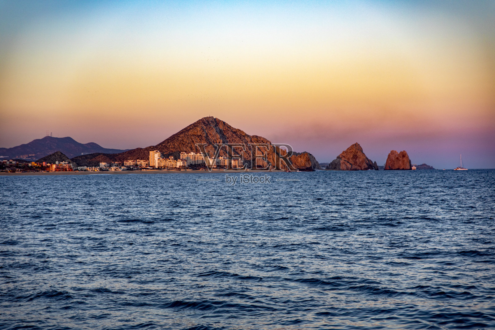 美丽的日落从圣卢克角镇在加利福尼亚湾，分隔科尔特斯海和太平洋在下加利福尼亚州南部，墨西哥。照片摄影图片