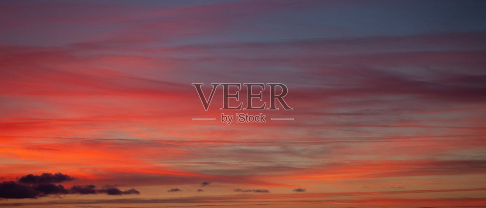 天空中有日落和引人注目的云彩照片摄影图片