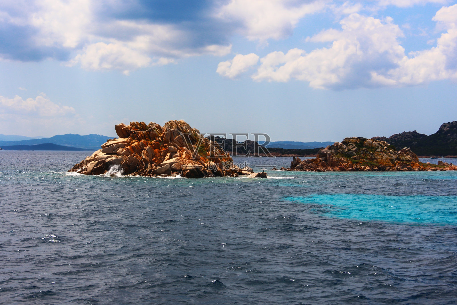 欧洲意大利撒丁岛萨萨里省马达莱纳岛马达莱纳群岛的大海和天空。照片摄影图片