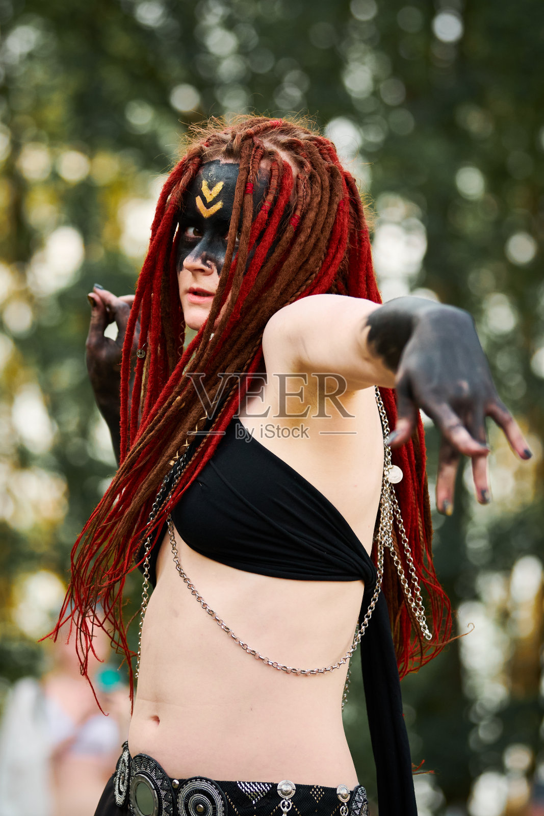 神话舞蹈少女农牧神在公园的绿色草坪上进行户外艺术舞蹈活动照片摄影图片