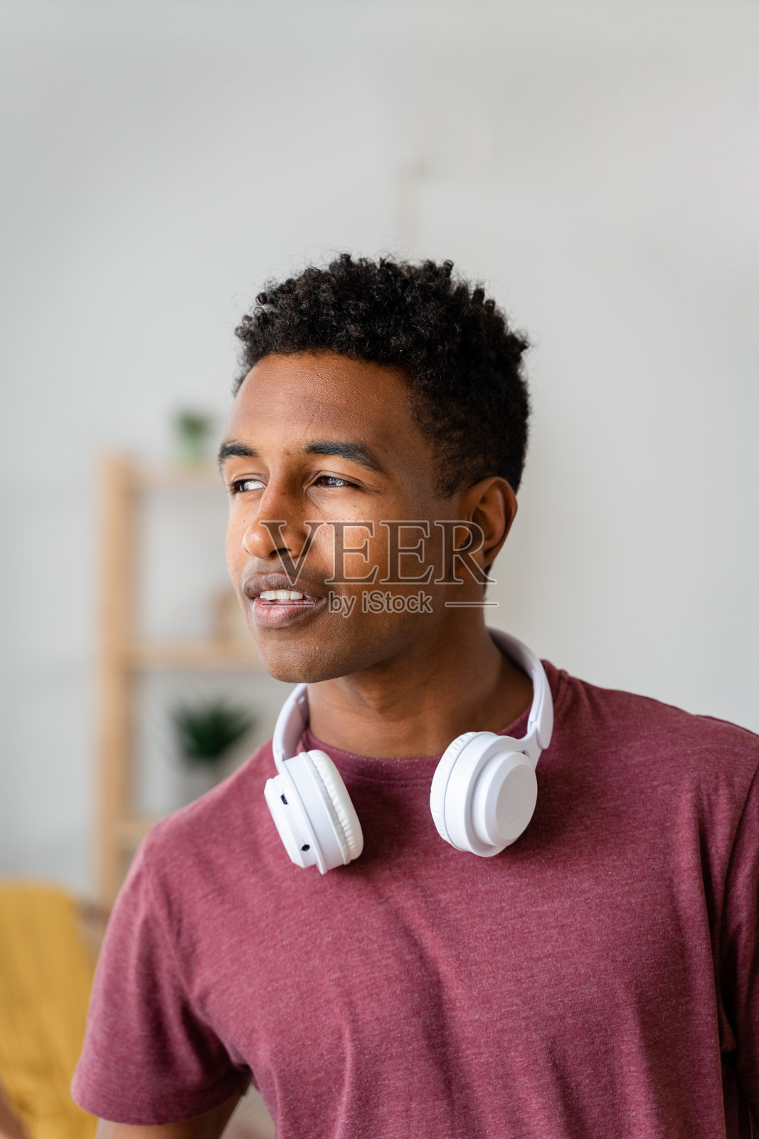 有自由职业的年轻人站在案头。照片摄影图片