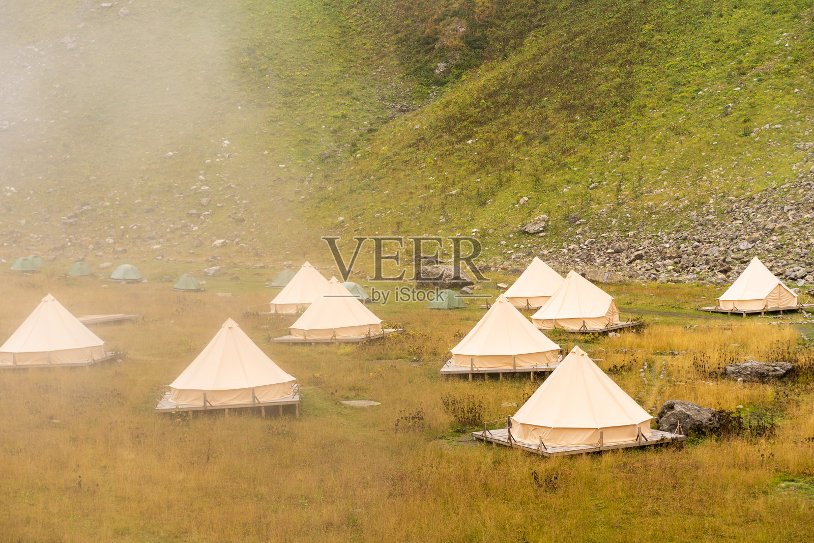 徒步旅行后日落时分在山上露营的游客帐篷照片摄影图片