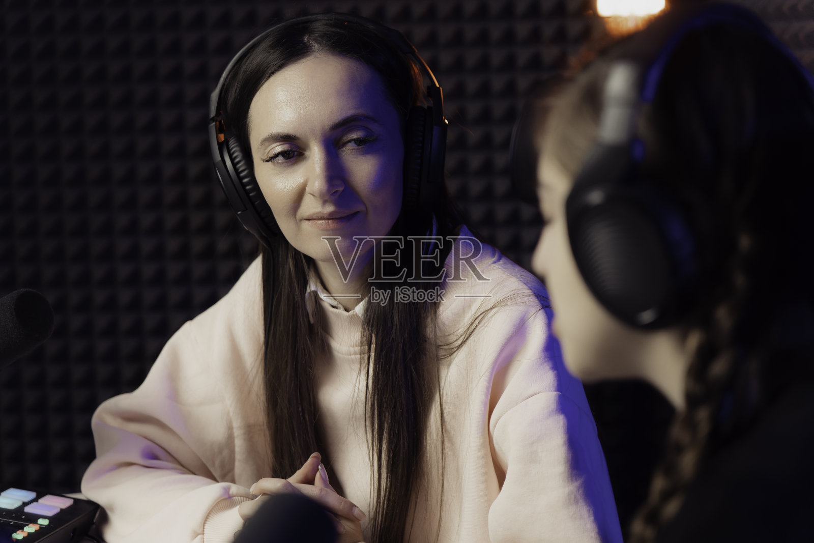 女性在演播室的广播节目中讲话照片摄影图片