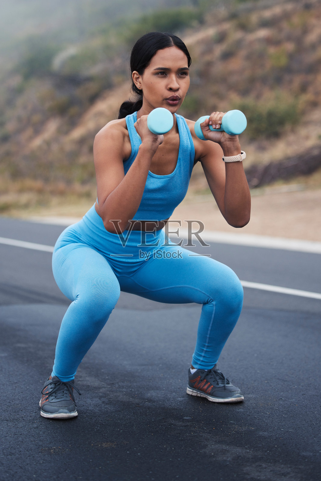 健身，户外和妇女做举重锻炼力量，健康和健康。运动、有氧运动和年轻女运动员在大自然的道路上用器材进行锻炼或训练。照片摄影图片
